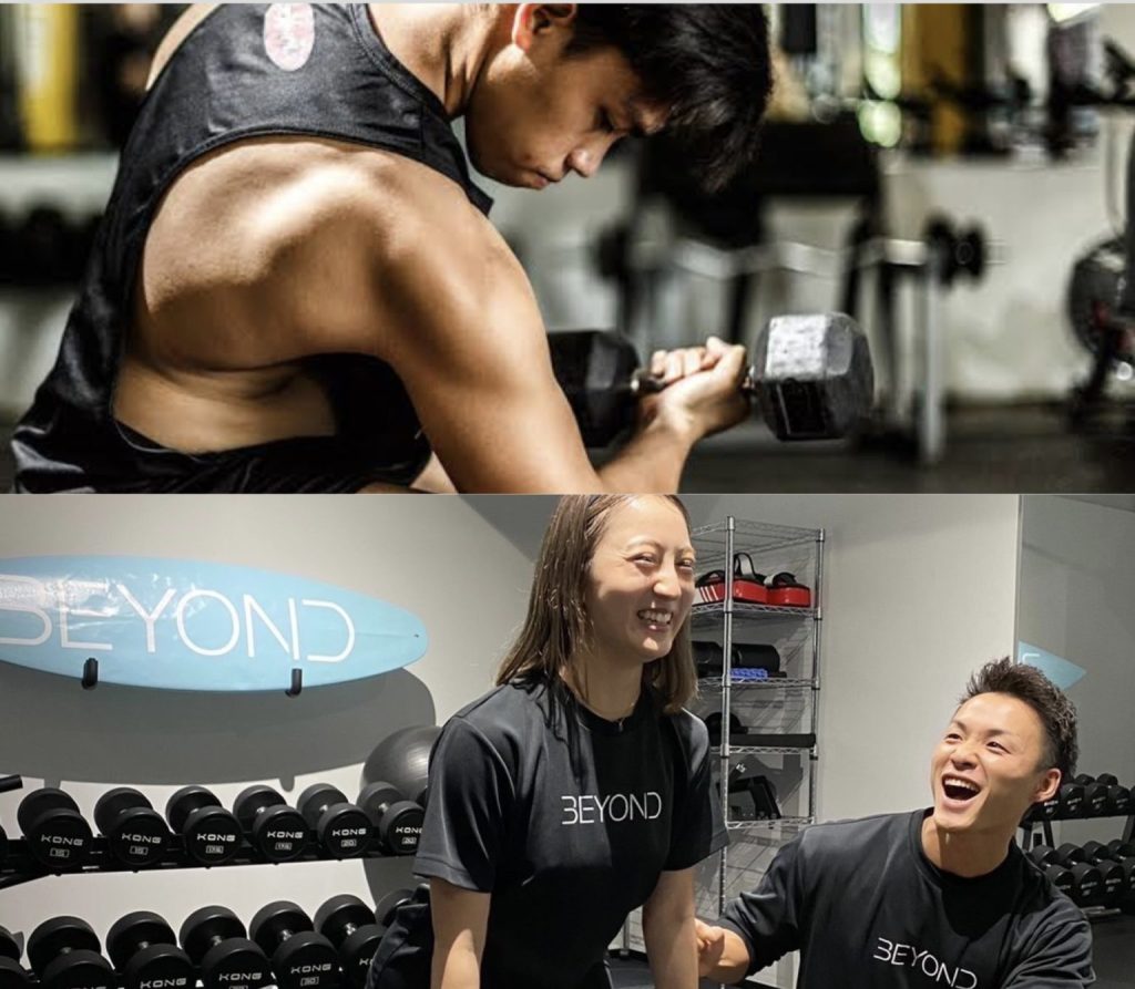 男性がダンベルカールをしている写真＋女性と笑顔でトレーニングするトレーナー