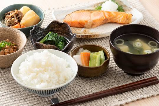 ご飯、魚、味噌汁、野菜、肉料理がバランスよく並んだ食卓。肉と魚を組み合わせた高たんぱく食事例