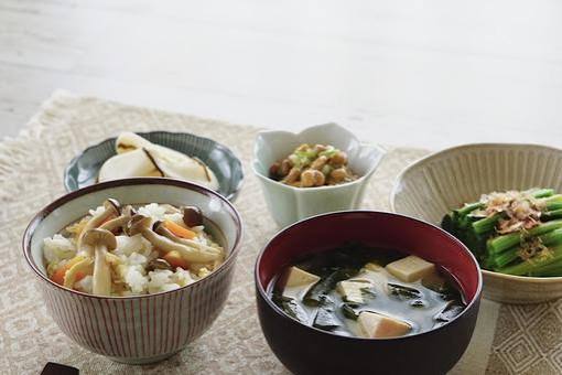 ビタミンを多く含む食材をバランスよく並べた食事例