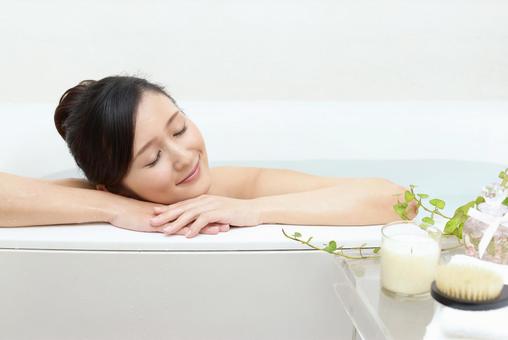 リラックスして気分を整える人の写真。季節の変わり目のメンタルケアをイメージ