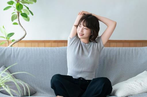 ストレッチをしてリラックスする若い女性