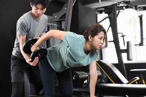 パーソナルトレーニングを受ける女性