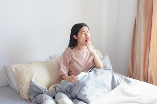 眠そうにしている女性