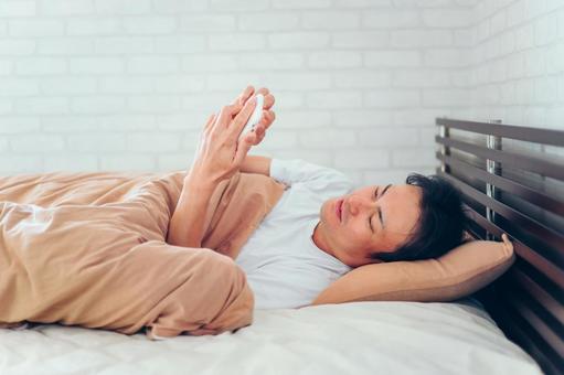スマホを見ながら眠れない人