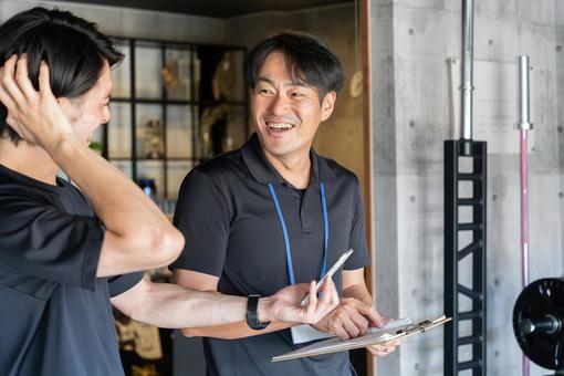 パーソナルトレーナーが夏の終わりの体調や運動について相談に乗っているイメージ