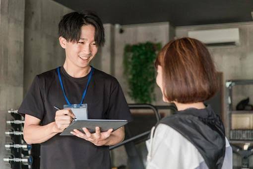 パーソナルトレーナーがビタミンを含めた食事管理について指導している場面