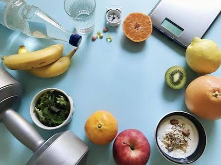 野菜とマルチビタミンサプリを比較する写真。食事とサプリの使い分けをイメージ