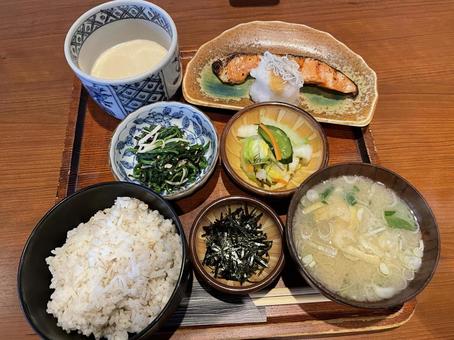 焼き魚、味噌汁、玄米など、バランスの取れた和定食の写真。秋のダイエットに適した健康的な食事例。