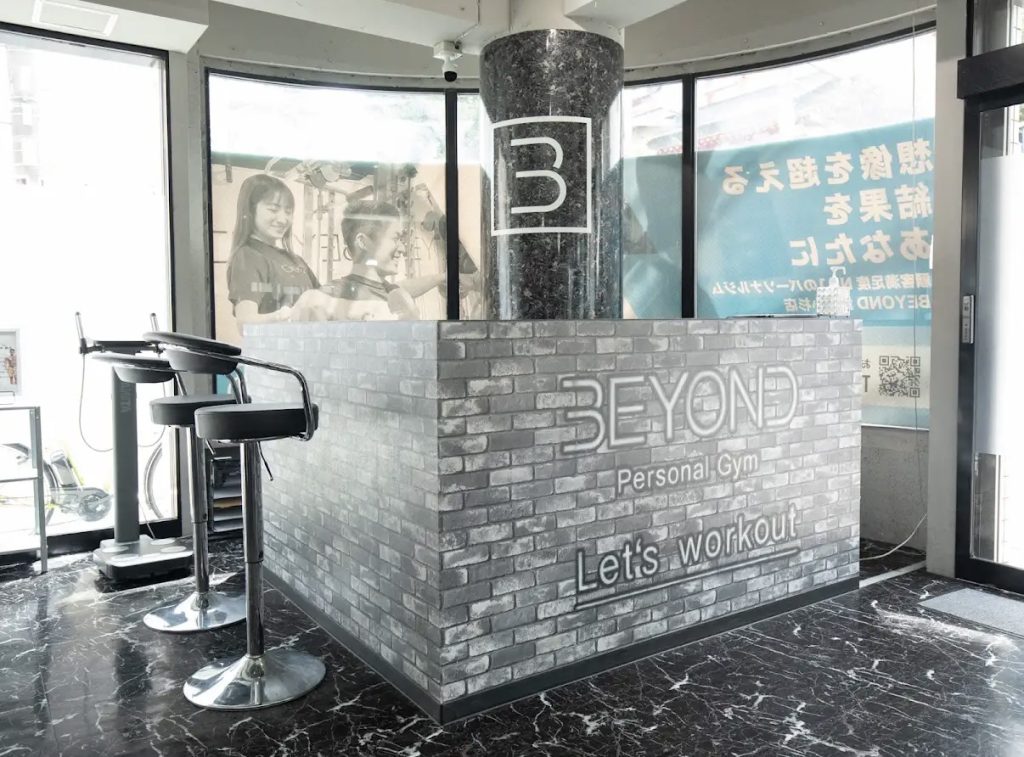 BEYOND武蔵小杉店の受付エリア。清潔感のある空間でトレーニング初心者も通いやすい雰囲気。