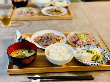 ご飯、味噌汁、豆腐、肉料理を中心とした和食の昼食セット