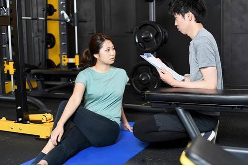 パーソナルトレーナーがカウンセリングを行い、トレーニング内容や食事方針を丁寧に説明している様子