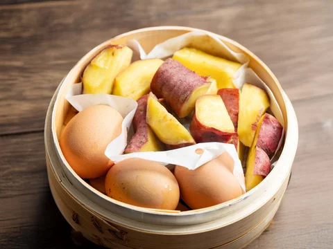 蒸し器に入ったさつまいもと卵。自然な甘みとたんぱく質で栄養満点の食事。