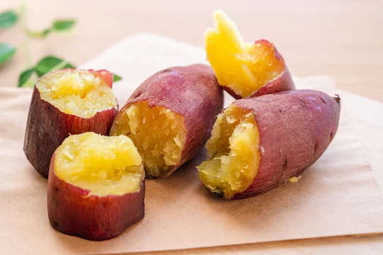 さつまいもに含まれる食物繊維とビタミンの栄養バランスを示すイメージ。腸内環境改善を連想させる。