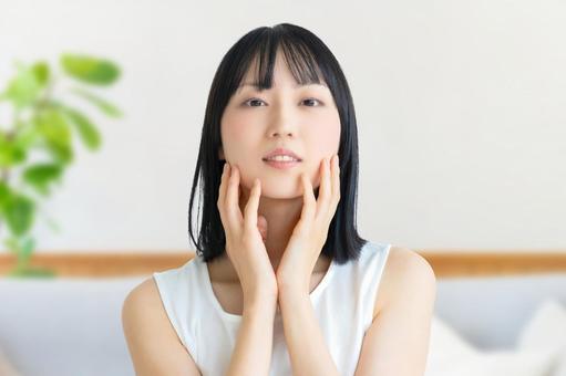 内側と外側からのケアで潤いを実感する女性
