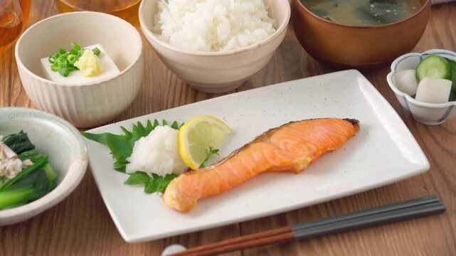 冬の寒さで体が冷えやすく、朝起きられない原因にもなる睡眠シーン。