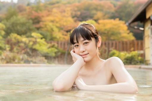 「湯船に浸かって体を温める女性」