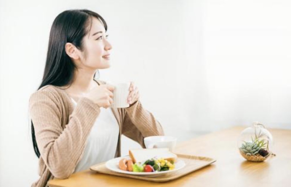 冬に温かいスープを両手で包むように持つ写真。体の内側から温め免疫を支える様子。