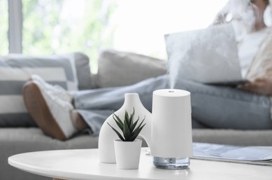 「加湿器で湿度を保ち風邪対策をしている室内の様子」