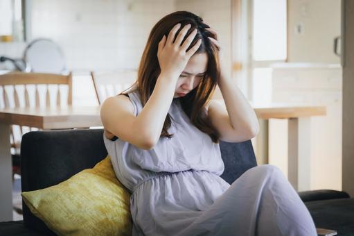 ダイエットが続かず悩んでいる女性の様子