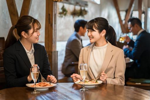 外食でお酒と食事を楽しんでいる女性