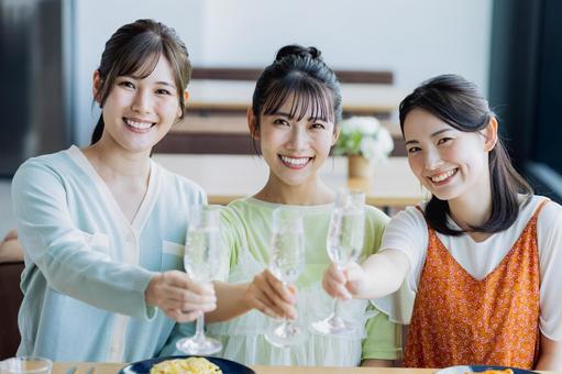 お酒を楽しみながら笑顔で過ごす女性たち