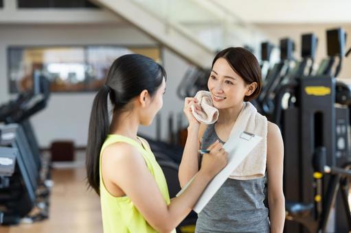 パーソナルトレーナーとダイエットについて相談している女性