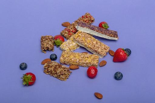 「プロテインバーとベリーが並んだ写真」