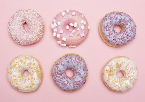「砂糖と小麦が多いカラフルなドーナツ」