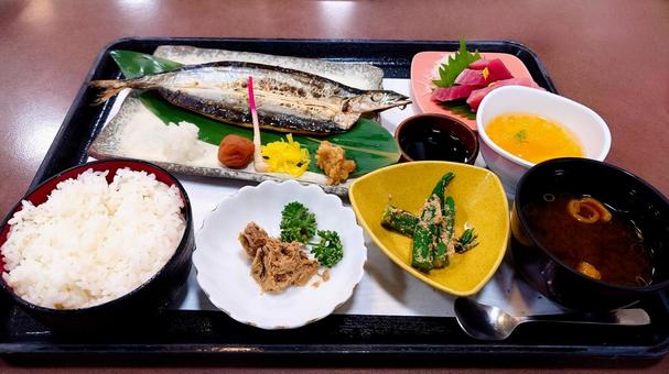 白米を含むバランスの良い和定食
