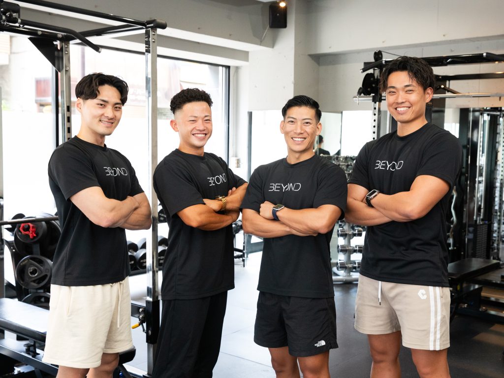 BEYOND武蔵小杉店のパーソナルトレーナーがジム内で並んでいる様子