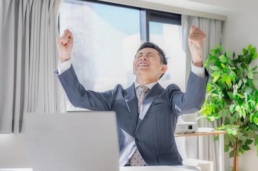 体調が整い仕事の集中力が高まった男性のイメージ