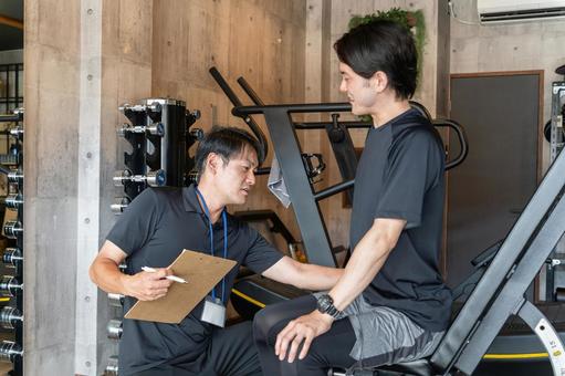 トレーナーが利用者の体調や状態を確認している様子