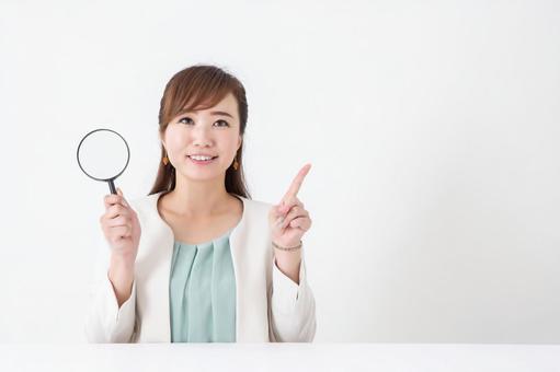 ダイエット中の食事について考える女性