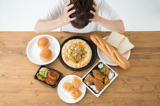 主食を前に悩むダイエット中の人