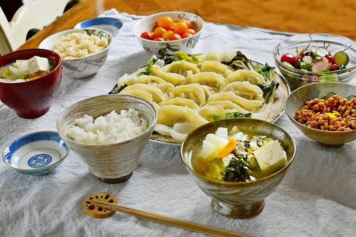 白米を含む家庭的な食卓の例