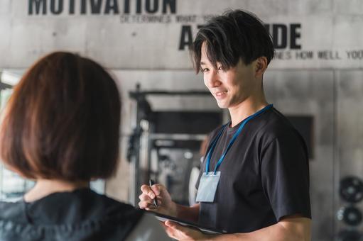 トレーナーが姿勢や動きを評価している様子