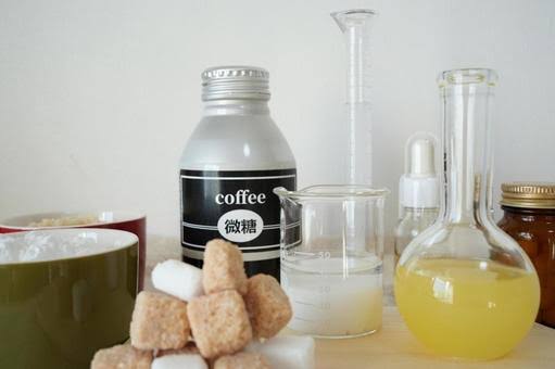人工甘味料の実験器具と砂糖の比較イメージ