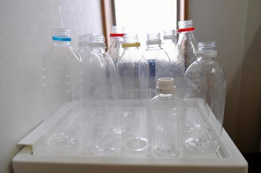 複数の空のペットボトルが並んでいる写真