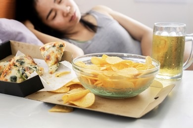 食後に眠くなる女性