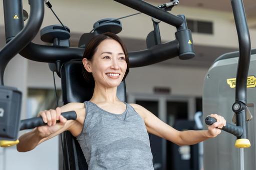 更年期世代の女性がジムで筋トレをしている様子