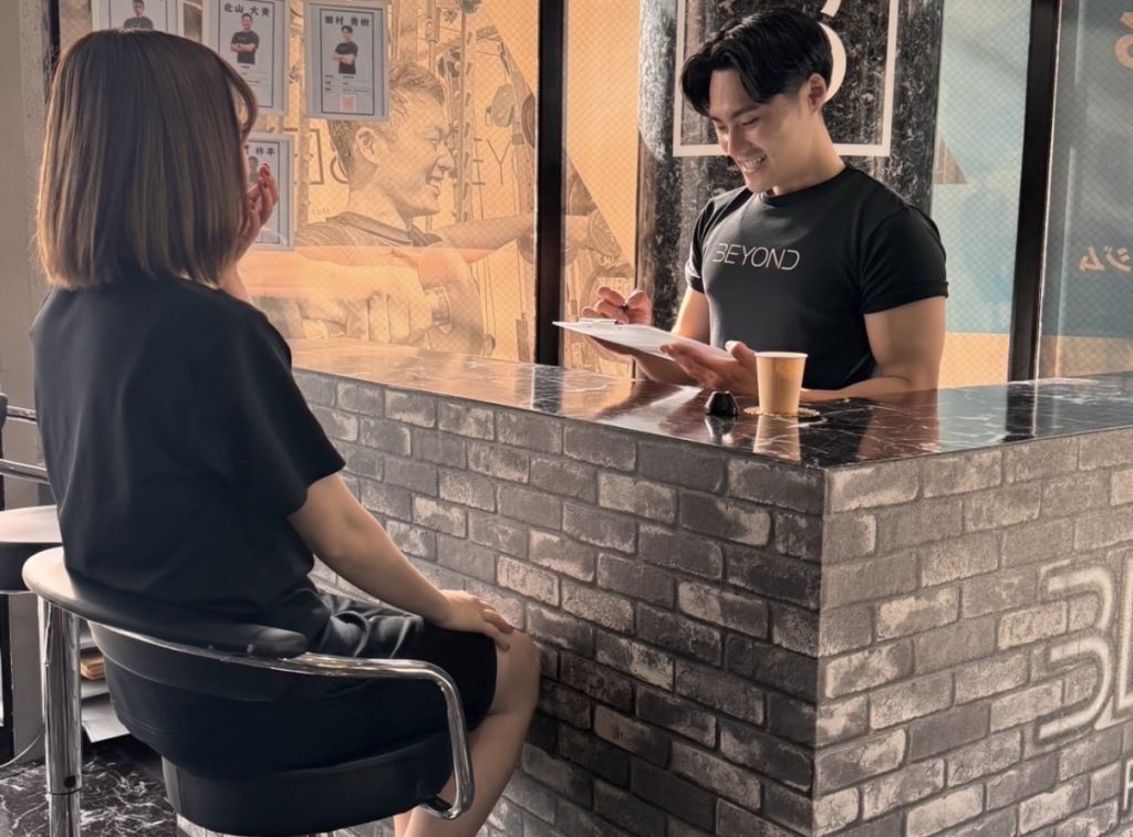 更年期世代女性とパーソナルトレーナーのカウンセリング風景