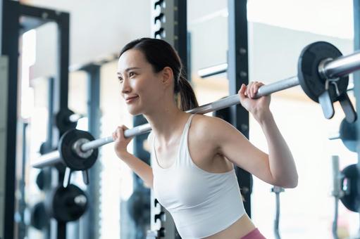 春太り対策として筋トレを行う女性