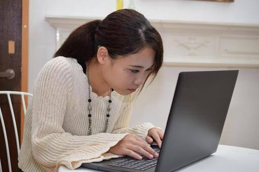 春に活動量が低下するデスクワークの様子